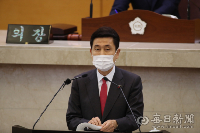 이강덕 경북 포항시장이 11월30일 포항시의회에서 시정연설을 하고 있다. 포항시 제공