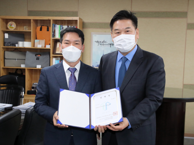 권대수 대구TP 신임 원장(왼쪽)이 홍의락 대구시 경제부시장에게서 임명장을 받은 후 기념촬영을 하고 있다. 대구TP 제공