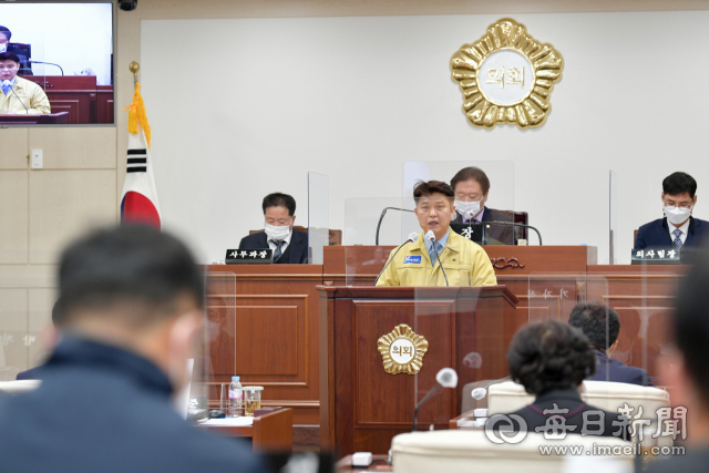 이희진 경북 영덕군수가 11월30일 영덕군의회에서 내년도 시정연설을 하고 있다. 영덕군 제공