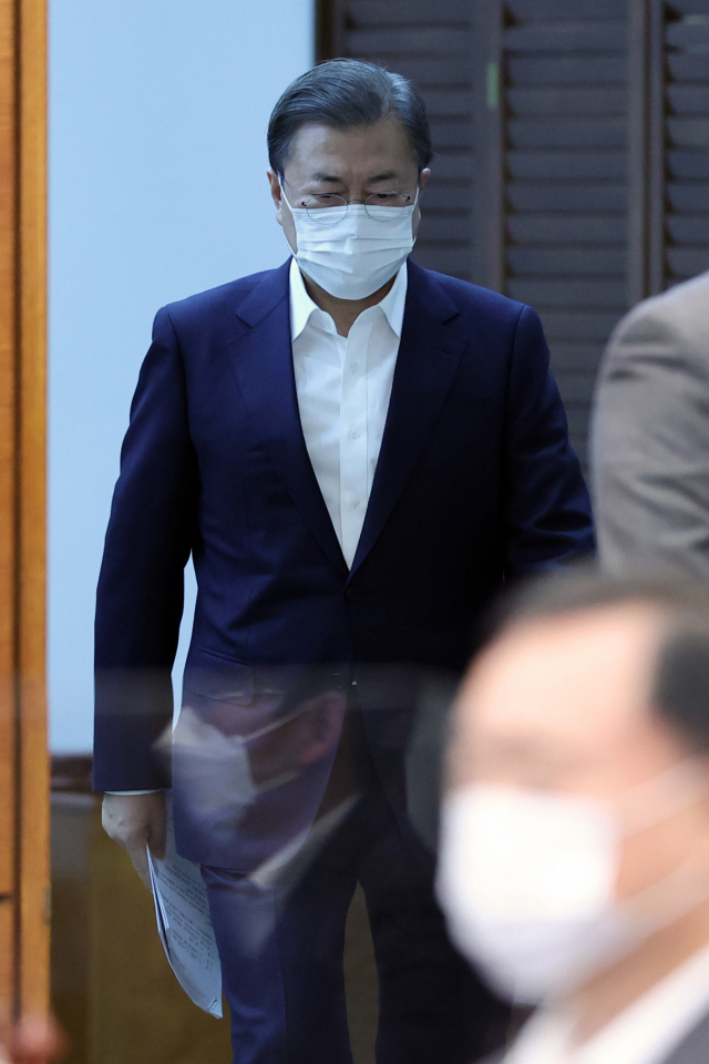 문재인 대통령이 30일 청와대에서 열린 수석·보좌관 회의에 참석하고 있다. 연합뉴스