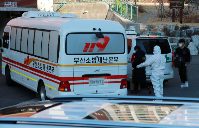 30일 오후 부산 한 고등학교에서 발생한 코로나19 확진자 20명이 대구 동산병원으로 이송되고 있다. 최근 부산지역의 확진자 급증으로 부산 지역 병원 병상이 부족해지자 방역당국이 확진자 일부를 대구로 이송했다. 연합뉴스