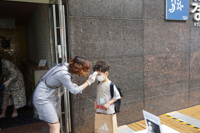 지난 9월 경북에 있는 한 유치원 입구에서 원아들이 발열체크를 받고 있는 모습. 사진은 기사 내용과 관련 없음. 매일신문 DB