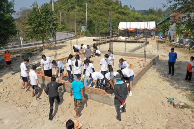 봉화 한국펫고등학교 봉사동아리 학생들이 태국 라차 부리에서 사랑의 벽돌쌓기 봉사활동을 펼치고 있다. 한국펫고등학교 제공