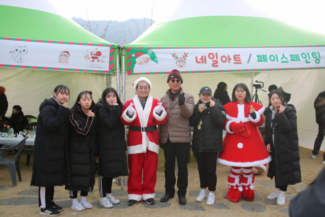 지난해 열린 산타마을 축제장에서 한국펫고등학교 봉사동아리 학생들이 네일아트 봉사를 하고 있다. 한국펫고등학교 제공