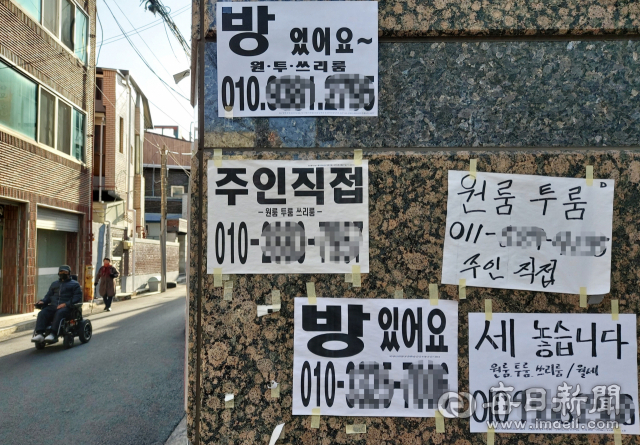대구 북구 복현동 원룸가에 세입자를 구하는 매물표가 붙어 있다. 매일신문 DB