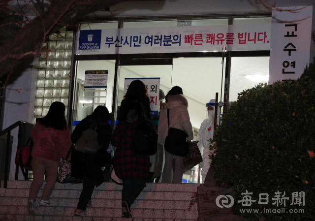30일 오후 대구 중구 계명대학교 대구동산병원으로 부산 지역 코로나19 확진자 20명이 이송돼 입원을 위해 음압병동으로 들어가고 있다. 최근 코로나19 확진자 증가로 부산 지역의 병상이 부족해지자 방역당국은 이날 확진자 일부를 대구로 이송했다. 우태욱 기자 woo@imaeil.com