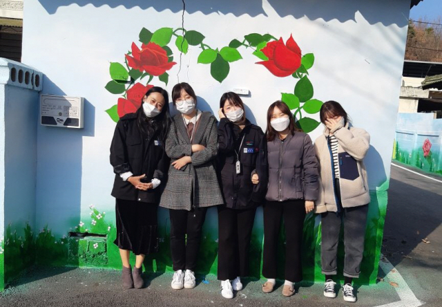 예천군 공무원들이 희망일자리 경관조성 사업을 통해 그려진 벽화 앞에서 사진 촬영을 하고 있다. 예천군 제공