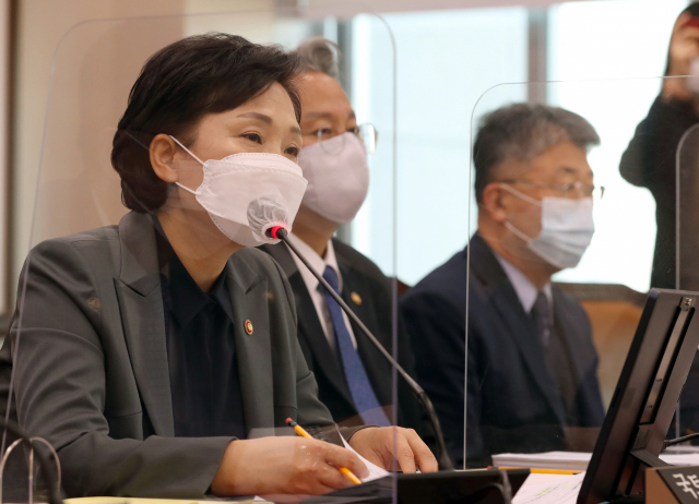 김현미 국토교통부장관이 30일 오전 서울 여의도 국회에서 열린 국토교통위원회 전체회의에서 의원 질의에 답변하고 있다. 연합뉴스