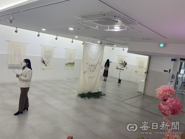 영주 선비도서관 1층 전시실에 결혼이주여성 수기 작품들이 전시되고 있다. 영주시 다문화지원센터 제공