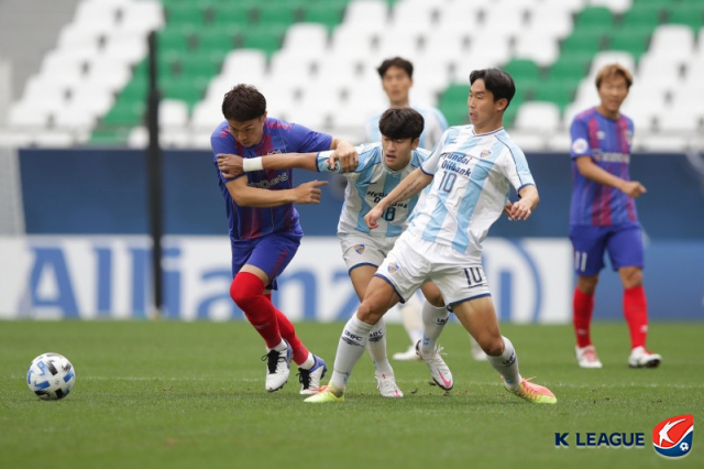 울산 현대는 30일 카타르 도하의 에듀케이션 시티 스타디움에서 열린 2020 ACL 조별리그 F조 5차전에서 윤빛가람의 멀티 골을 앞세워 FC 도쿄(일본)에 2대1로 역전승했다. 이상헌, 윤빛가람이 볼다툼을 벌이고 있다. 연합뉴스