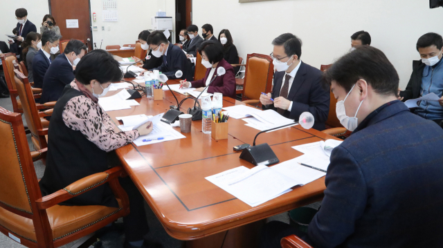 기재위 예산결산기금심사소위가 30일 오후 국회에서 기동민 소위원장 주재로 열리고 있다. 연합뉴스