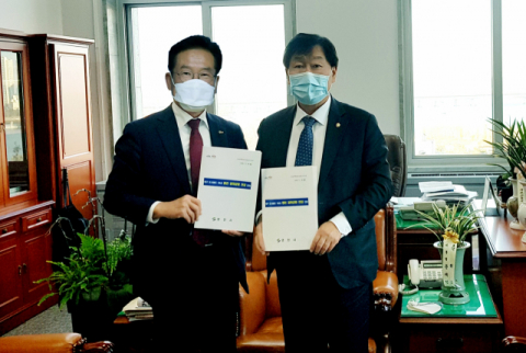 최기문(왼쪽) 영천시장과 윤후덕 국회 기획재정위원장이 대구도시철도 1호선 영천경마공원 연장에 관해 논의한 후 기념촬영을 하고 있다. 영천시 제공
