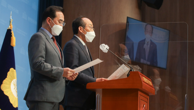 국회 예산결산특별위원회의 더불어민주당 박홍근 간사(왼쪽)와 국민의힘 추경호 간사가 1일 국회 소통관에서 2021회계연도 예산안 처리를 위한 합의문을 발표하고 있다. 연합뉴스