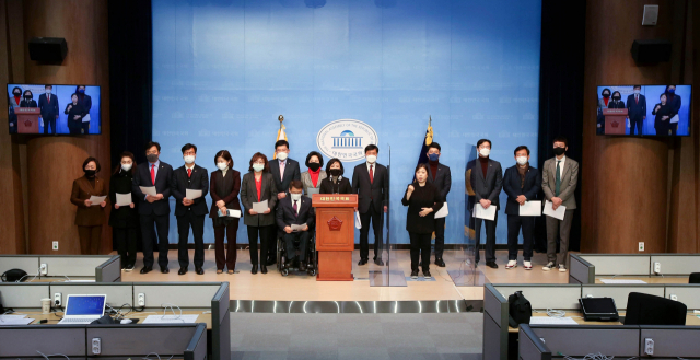 국민의힘 황보승희, 이종성, 조명희, 윤창현 등 초선의원들이 1일 오전 국회 소통관에서 청와대 출입저지와 관련해 성명서를 발표하고 있다. 연합뉴스