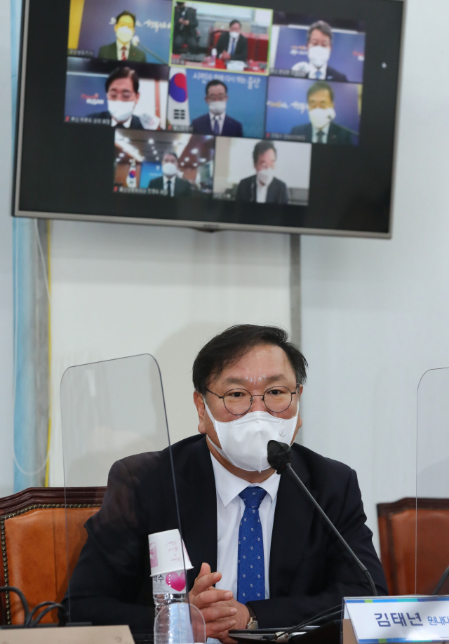 더불어민주당 김태년 원내대표가 1일 오전 국회에서 열린 더불어민주당 동남권신공항 추진단 화상 연석회의에서 발언하고 있다. 연합뉴스