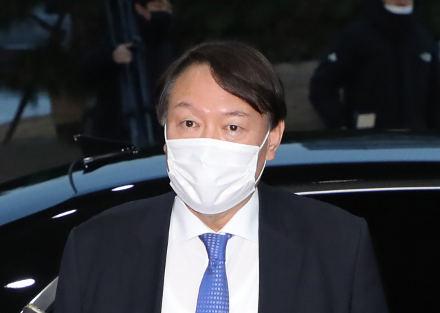 추미애 법무부 장관의 업무 정지 결정으로 출근하지 못했던 윤석열 검찰총장이 1일 오후 서울 서초구 서초동 대검찰청으로 출근하며 취재진 질문에 답하고 있다. 윤 총장은 지난달 24일 추미애 법무부 장관의 업무정지 명령으로 출근하지 못하다 서울행정법원의 집행정지 명령 효력 임시 중단 결정이 나오자마자 청사로 출근했다. 연합뉴스