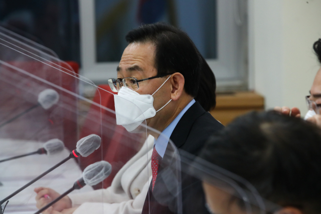 국민의힘 주호영 원내대표가 1일 오후 국회에서 기자회견을 열고 서울행정법원의 윤석열 직무배제 명령 효력 임시 정지 결정에 대해 입장을 밝히고 있다. 연합뉴스