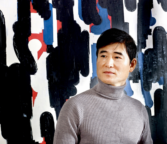 추상화가 박두가 그의 화실에 걸린 작품 앞에서 화가로서의 길과 미술의 방향에 대한 생각에 잠겨 있다.