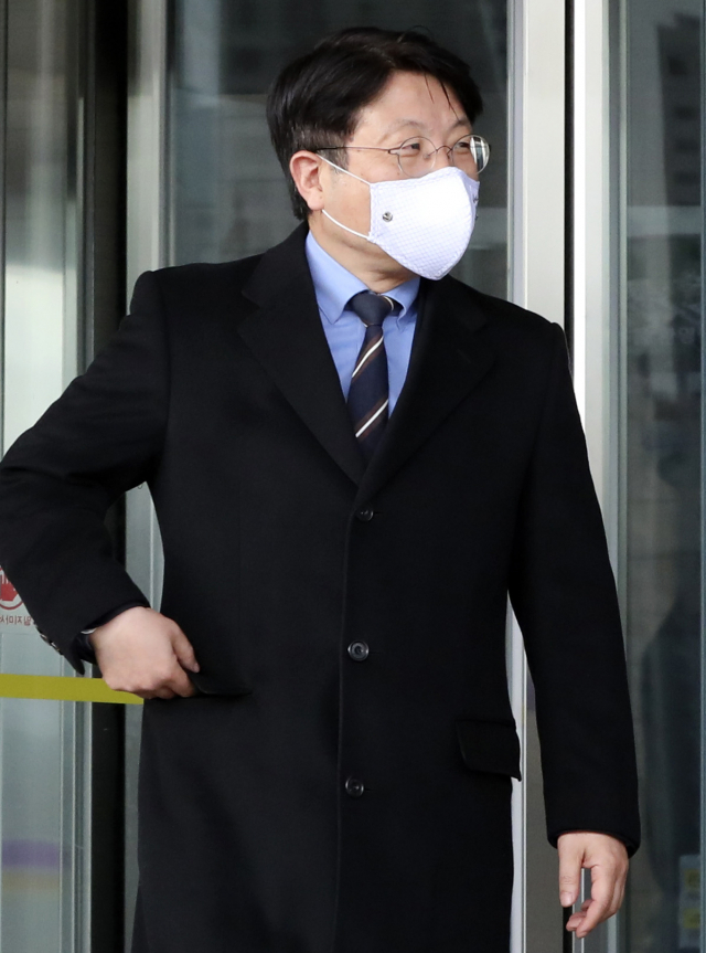 사의를 표명한 고기영 법무부 차관이 2일 정부과천청사 법무부를 떠나고 있다. 연합뉴스