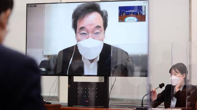 더불어민주당 이낙연 대표가 2일 오전 서울 여의도 국회에서 열린 최고위원회의에 화상으로 참석, 발언하고 있다. 연합뉴스