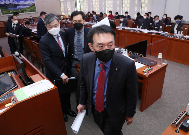 국회 외교통일위원회 국민의힘 김석기 간사와 김기현 의원 등이 2일 서울 여의도 국회에서 열린 외교통일위원회 전체회의에서 남북관계 발전에 관한 법률 일부개정법률안 표결 처리에 반대하며 집단 퇴장하고 있다. 연합뉴스