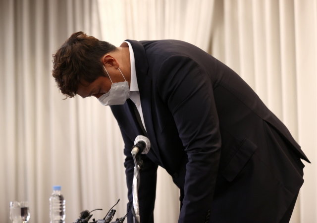 판공비 인상 문제로 비판을 받는 한국프로야구선수협회 회장 이대호(롯데 자이언츠)가 2일 강남구 리베라호텔에서 관련 논란에 대해 해명하는 기자회견을 열고 있다. 연합뉴스