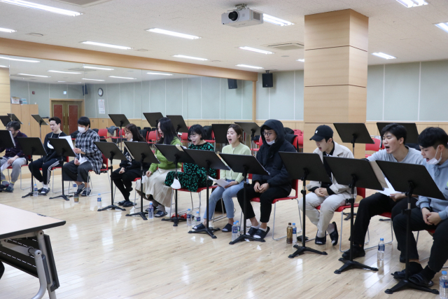 배우들이 뮤지컬 