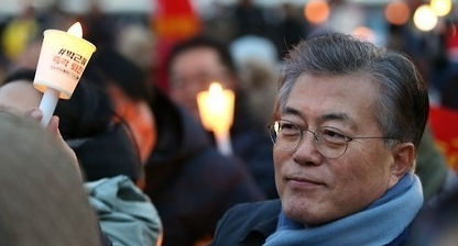 2016년 12월 24일 당시 문재인 전 더불어민주당 대표가 서울 광화문광장에서 열린 제9차 촛불집회에서 촛불을 들고 있다. 연합뉴스