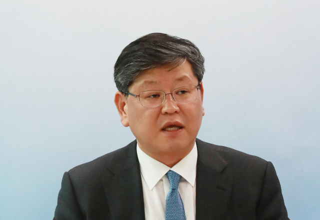 문재인 대통령은 2일 법무부 차관에 이용구 변호사를 내정했다. 이 차관 내정자는 법관 출신으로, 지난 2017년 8월 비검찰 출신으로는 최초로 법무부 법무실장에 임명돼 2년 8개월간 근무한 바 있다. 사진은 이 차관 내정자가 2020년 3월 17일 법무부 법무실장으로 근무하던 당시 서울 서초구 서초동 서울고검 의정관에서 열린 법조계 전관 특혜 근절방안 브리핑에서 발언하는 모습. 연합뉴스
