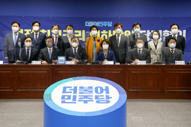 더불어민주당 김태년 원내대표와 은성수 금융위원장 등이 지난 16일 국회에서 열린 법정 최고금리 인하방안 당정협의에 앞서 기념촬영하고 있다. 연합뉴스