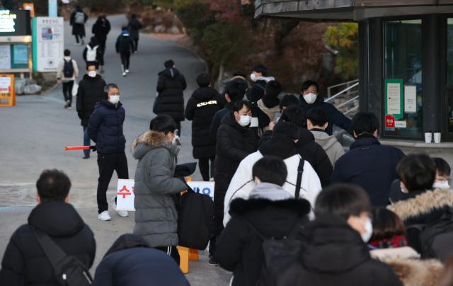 지난해 12월 3일 치러진 대학수학능력시험의 모습. 서울 종로구 경복고에서 수험생들이 고사장으로 들어가고 있다. 연합뉴스