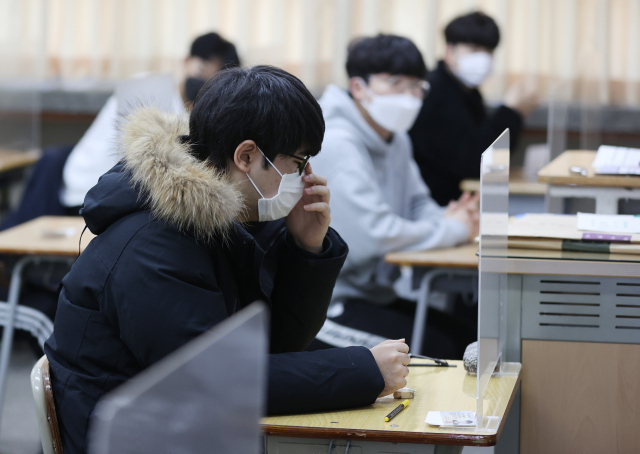 2021학년도 대학수학능력시험일인 3일 오전 대구 동구 청구고등학교 시험실에 입실한 수험생들이 시험 시작을 기다리고 있다. 김영진 기자 kyjmaeil@imaeil.com