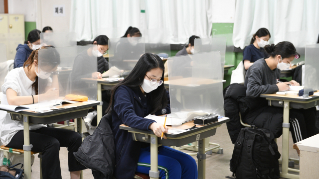 2021학년도 대학수학능력시험일인 3일 오전 대구여자고등학교 시험장에 마스크를 쓰고 입실한 수험생들이 칸막이 책상 앞에서 시험준비를 하고 있다. 김영진 기자 kyjmaeil@imaeil.com