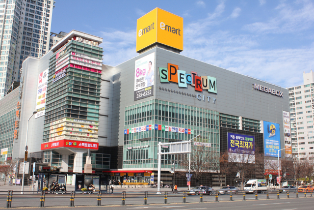 전관 리뉴얼을 마친 이마트 칠성점이 4일 그랜드오픈한다. 식료품 매장을 확대 강화하고 주류, 가전, 생활용품점 등 전문 매장을 도입한 게 특징이다. 이마트 칠성점 전경. 이마트 제공