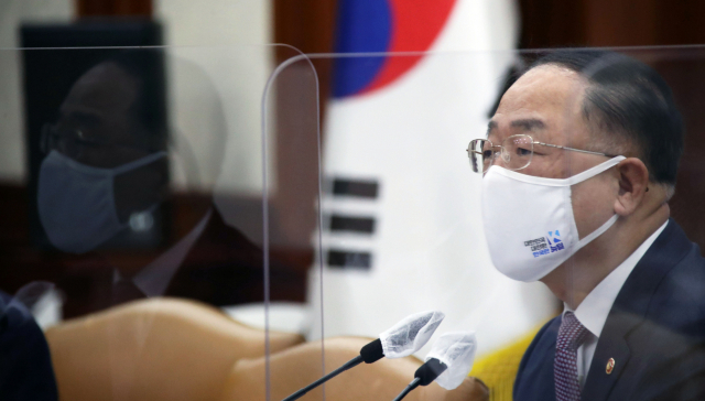 홍남기 경제부총리 겸 기재부 장관이 3일 정부서울청사에서 열린 제5차 혁신성장전략회의를 주재하고 있다. 연합뉴스
