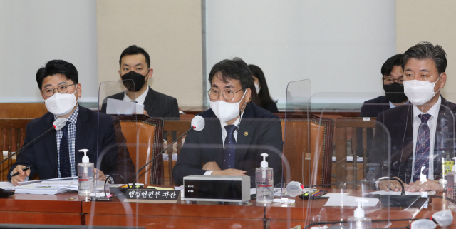 이재영 행정안전부 차관(가운데)이 2일 오전 서울 여의도 국회에서 지방자치법 개정안 등을 심의하기 위해 열린 행정안전위원회 법안심사제1소위원회에서 인사말을 하고 있다. 연합뉴스