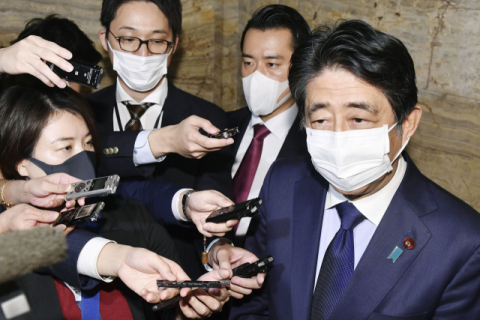 24일 오후(현지시간) 일본 국회에서 아베 신조(安倍晋三) 전 일본 총리가 기자들의 질문에 답하고 있다. 연합뉴스
