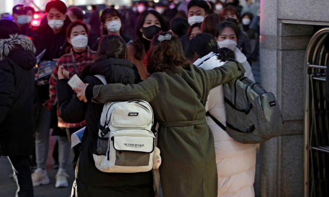 3일 오후 대구 수성구 대구여자고등학교에서 2021학년도 대학수학능력시험을 치른 수험생이 마중나온 어머니와 포옹을 하고 있다. 김영진 기자 kyjmaeil@imaeil.com