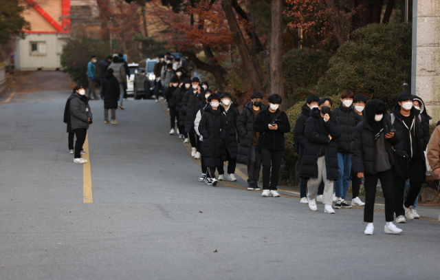 2021학년도 대학수학능력시험일인 3일 오후 서울 용산고등학교에서 수능을 마친 수험생들이 고사장을 나서고 있다. 연합뉴스