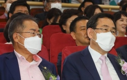 4·15총선 후인 지난 6월 9일 국회 의원회관에서 열린 한 행사에서 홍준표 의원이 옆자리 주호영 원내대표를 쳐다보고 있다. 연합뉴스