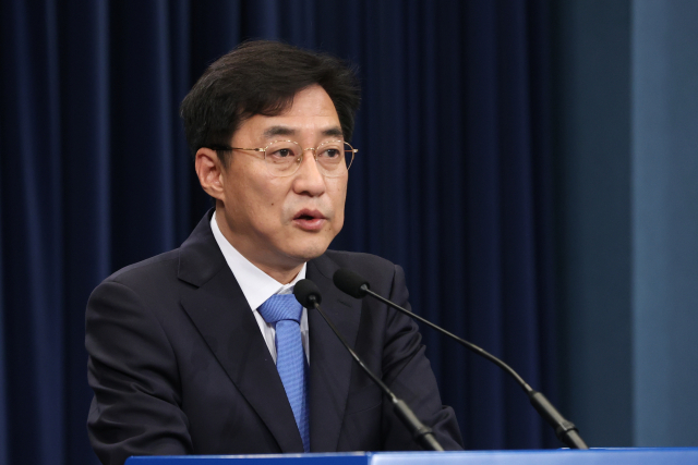 강민석 청와대 대변인이 3일 청와대에서 윤석열 검찰총장 징계위 구성과 관련한 문재인 대통령의 지시사항에 대해 설명하고 있다. 연합뉴스