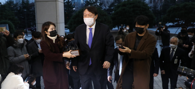 추미애 법무부 장관의 직무 배제 결정으로 출근하지 못했던 윤석열 검찰총장이 1일 오후 서초구 대검찰청으로 출근하고 있다. 윤 총장은 서울행정법원의 집행정지 명령 효력 임시 중단 결정이 나오자마자 청사로 출근했다. 연합뉴스