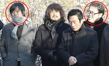 나는꼼수다(나꼼수) 멤버들. 맨 왼쪽 빨간원 안이 주진우, 맨 오른쪽 빨간원 안이 김용민. 중간은 왼쪽부터 김어준, 정봉주. 연합뉴스