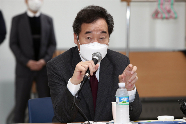 더불어민주당 이낙연 대표가 아동학대예방의날을 맞아 19일 오전 서울 동대문구 서울시립아동상담치료센터를 방문, 관계자들과 간담회를 하고 있다. 연합뉴스