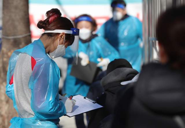 대학수학능력시험일인 3일 오전 서울 중랑구청 선별진료소에서 시민들이 검사를 받기 위해 대기하고 있다. 연합뉴스