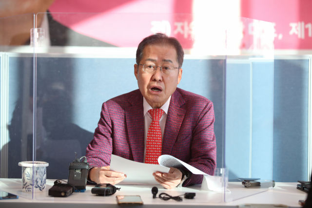 무소속 홍준표 의원(대구 수성구을)이 20일 오후 대구 수성구에 있는 자신의 지역구사무실에서 긴급 기자간담회를 하고 있다. 연합뉴스