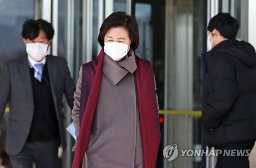 추미애 법무부 장관이 4일 경기도 정부과천청사 법무부를 나서고 있다. 연합뉴스