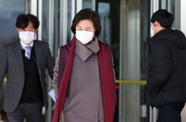 추미애 법무부 장관이 4일 경기도 정부과천청사 법무부를 나서고 있다. 연합뉴스