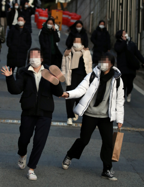 대학수학능력시험일인 3일 오후 광주 남구 봉선동 동아여자고등학교에 마련된 시험장에서 수험생이 귀가하고 있다. 연합뉴스
