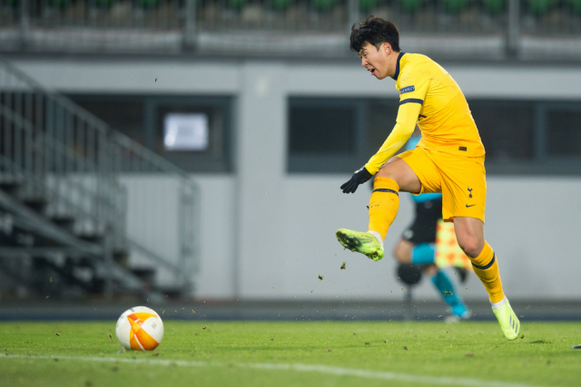 4일 오스트리아 린츠 린처 경기장에서 열린 유럽축구연맹(UEFA) 유로파리그 J조 토트넘 홋스퍼(영국) 대 LASK 린츠(오스트리아)의 경기에서 토트넘의 손흥민이 슛을 성공시키며 이번 시즌 12호 골을 기록하고 있다. 연합뉴스